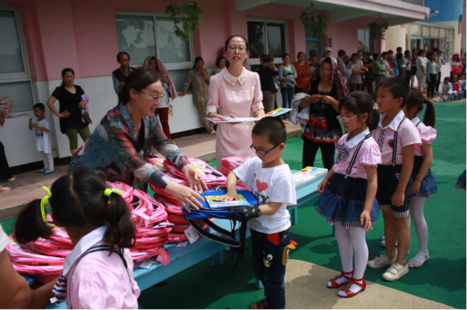 幼兒園舉行大班畢業(yè)典禮.jpg